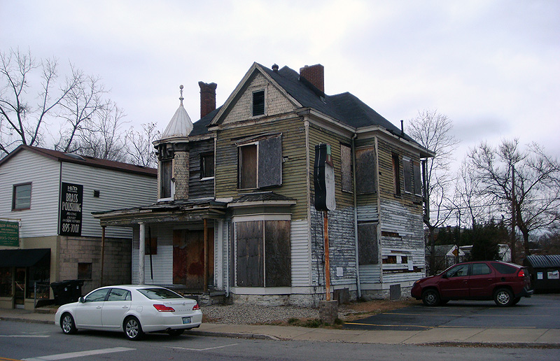 Victorian House on Frankfort Avenue - December 2009 (BS File Photo)