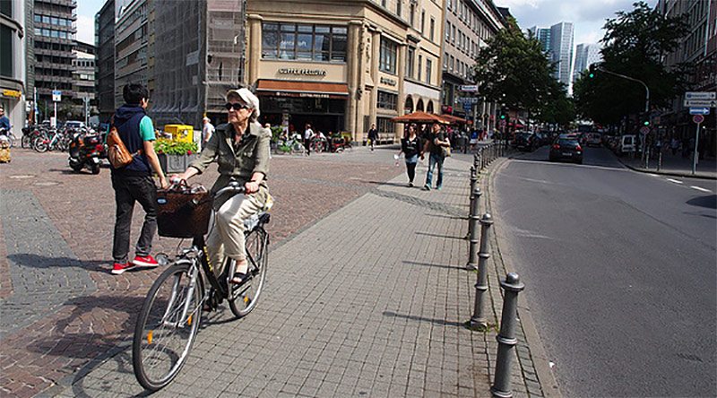 Frankfurt's protected bike lanes sometimes double as sidewalk space — which is more than you could say for the parking spaces that could be there instead. (Ching-Hsiang)