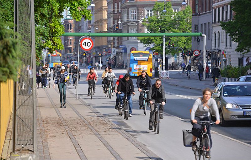 A protected bike lane in Copenhagen, Denmark. (Jonathan Maus / BikePortland. Used with permission.)