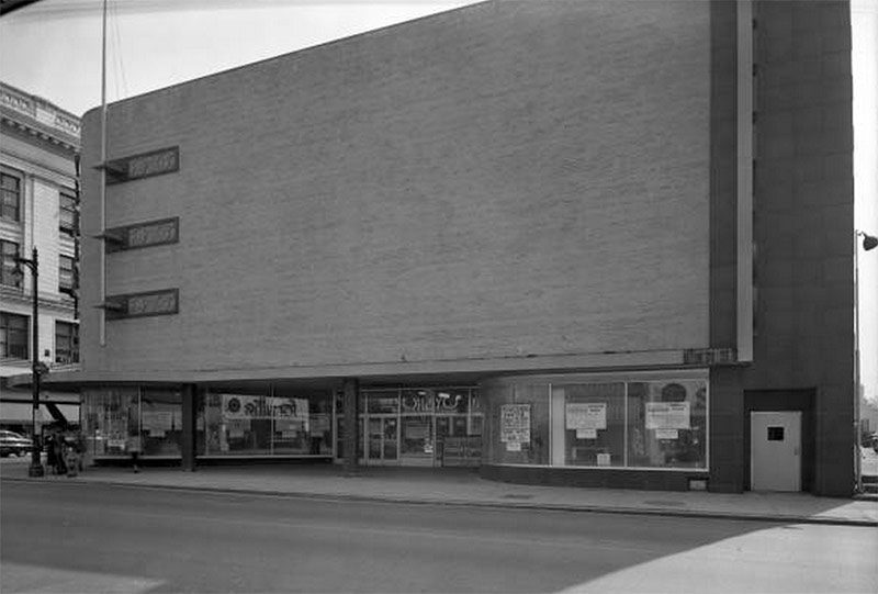 An early view of the J.C. Penney building showing its blank upper facade contrasted against the plate glass sidewalk level. (UL Photo Archives)