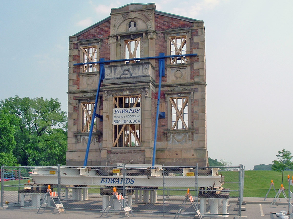 Moving the facade to Frankfort Avenue. (Courtesy Wikimedia Commons)