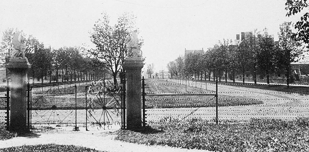 An early view of St. James Court viewed from Central Park. (Via Old Louisville Guide)