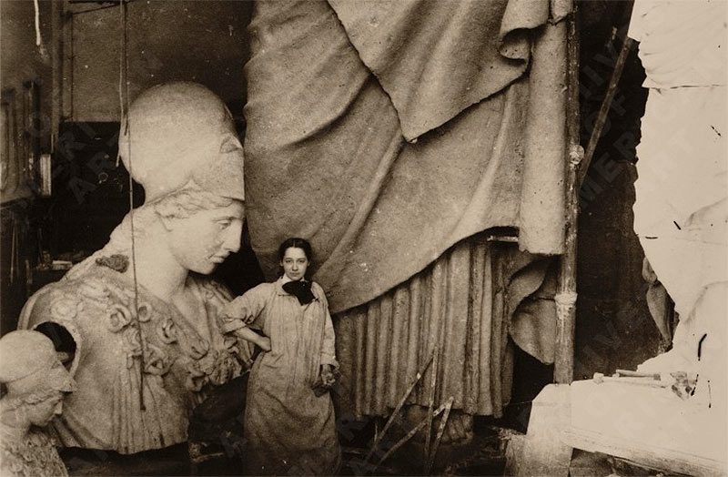Enid Yandell with her monumental sculpture of Pallas Athena, 1896. (Courtesy Smithsonian Archives of American Art)