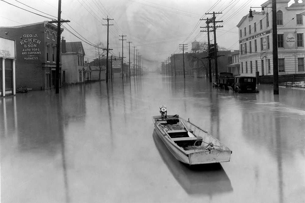 A lone boat floats down Main Street during the 1937 flood. (Courtesy Metropolitan Sewer Collection, UL Photographic Archives)