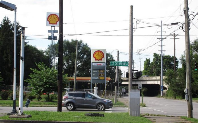 The gas station viewed from St. Catherine Street. (Via Metro Louisville)